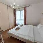 Cozynest Lakeside Апартаменты *