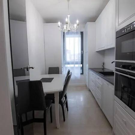 Cozynest Lakeside Apartment